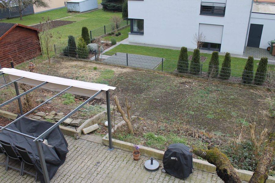 Derselbe Garten vorher: brachliegende Erdfläche ohne Bewuchs