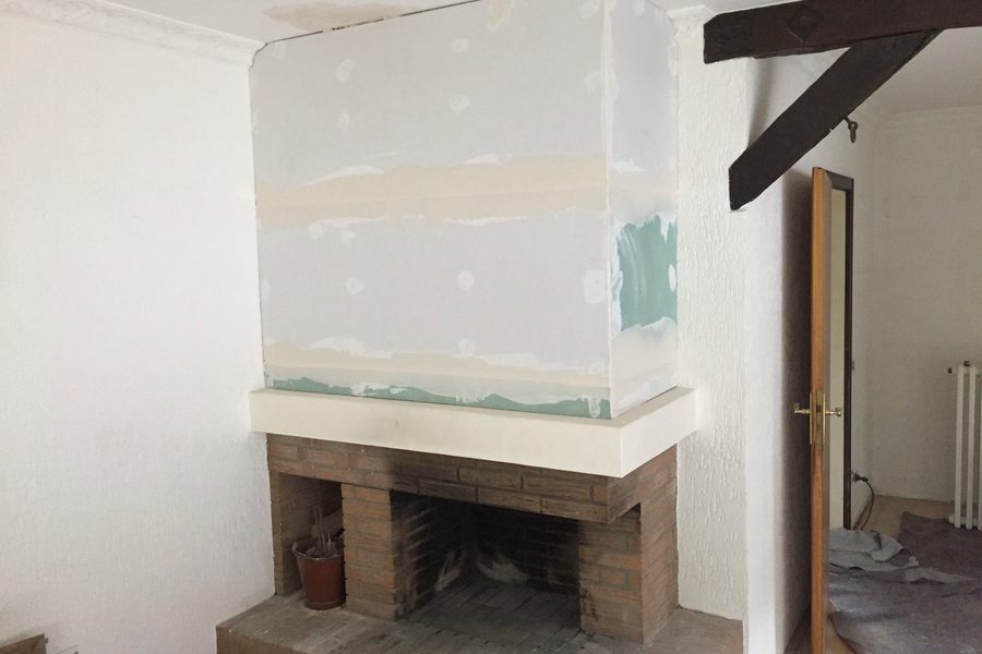 Mit Trockenbau verkleideter offener Kamin, verspachtelt und bereit zum Anstrich